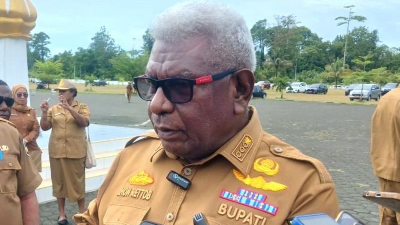 Bupati Mimika Johannes Rettob mengajak semua pihak menghargai proses Penyelesaian Konflik Kapiraya Mimika, menegaskan komitmen pemerintah daerah untuk perdamaian dan klarifikasi penutupan bandara.