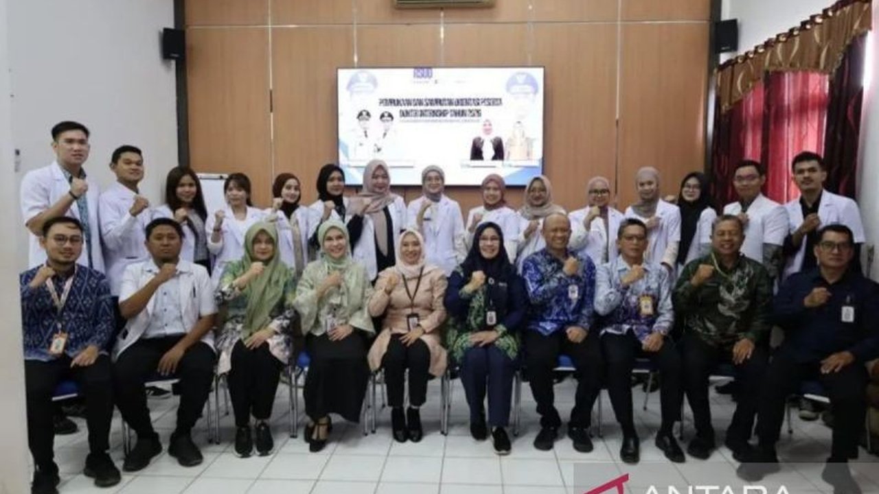 Pemerintah Kabupaten Tanah Bumbu menerima belasan Dokter Internship Tanah Bumbu untuk meningkatkan mutu layanan kesehatan masyarakat, siap bertugas di RSUD dan puskesmas mulai tahun 2026.