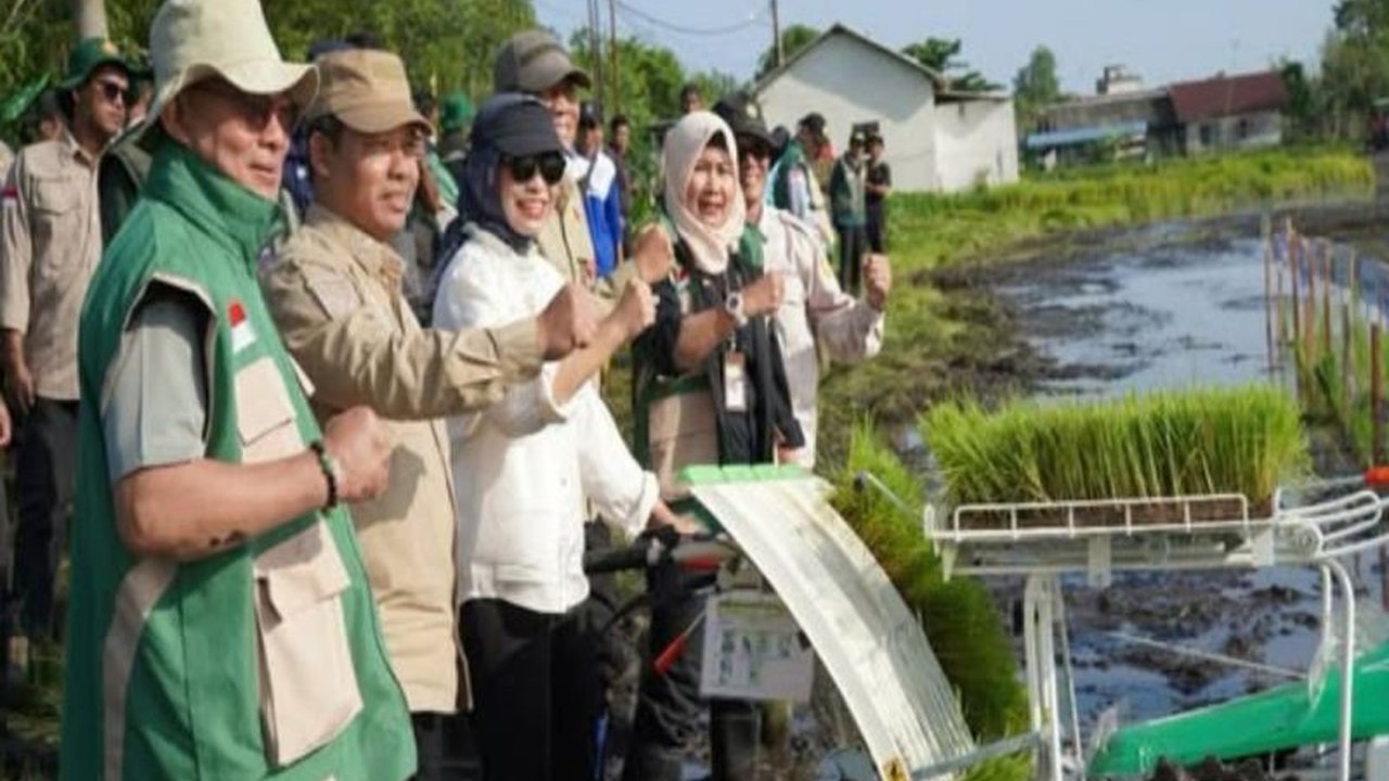 Kabupaten Tanah Laut mengambil langkah progresif dalam penguatan ekonomi daerah melalui program tanam padi serentak 35 hektare, sekaligus mendukung ketahanan pangan nasional dan kesejahteraan petani di pedesaan.