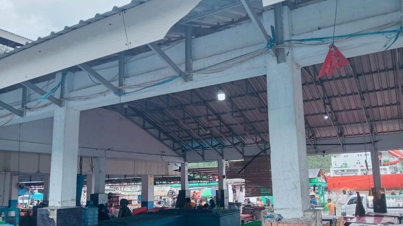 Aktivitas Pelelangan Ikan di Kota Gorontalo terpantau sepi pada sore hari, membuat pembeli kesulitan mencari ikan segar. Kondisi ini turut memicu kenaikan harga komoditas laut secara drastis.