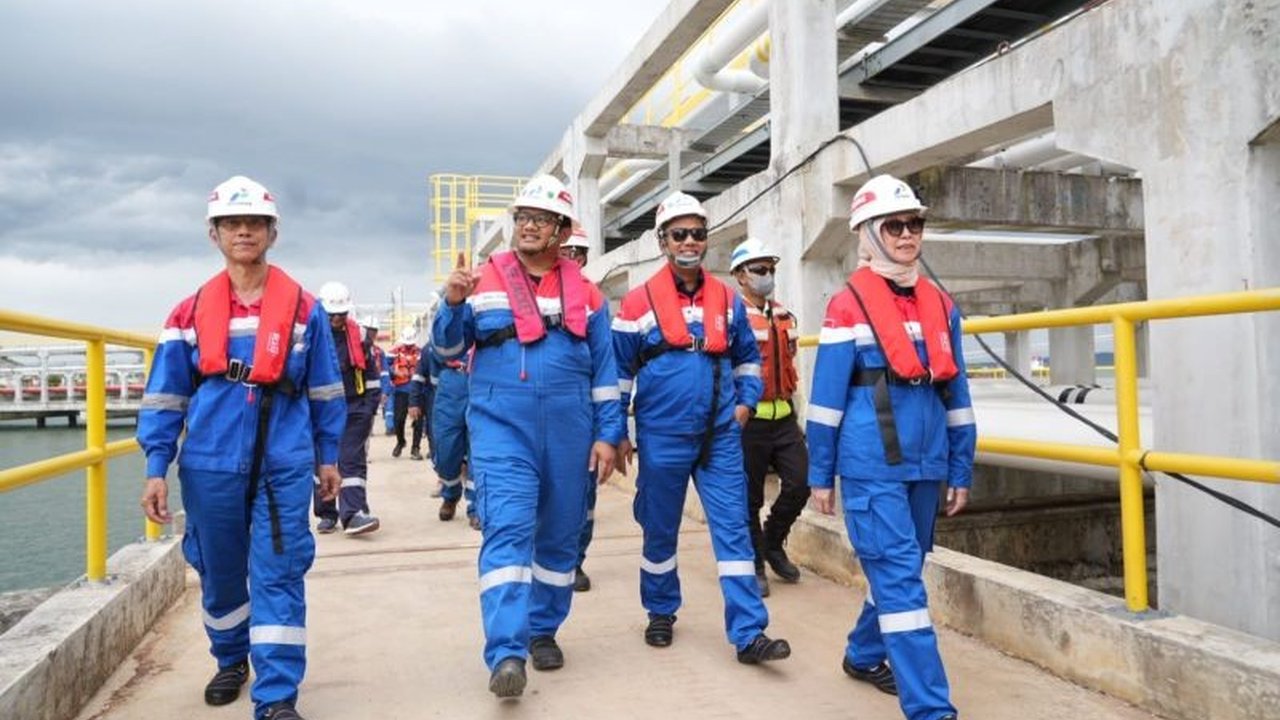 Integrasi Refinery Development Master Plan (RDMP) Balikpapan dengan Fuel Terminal (FT) Tanjung Batu membawa dampak signifikan terhadap peningkatan efisiensi distribusi Bahan Bakar Minyak (BBM) dan ketahanan energi nasional. Simak bagaimana transformasi in