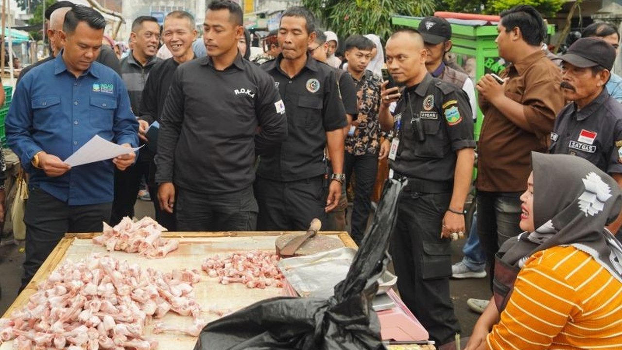 Pemerintah Kabupaten Garut terus memantau ketersediaan dan harga Stok Pangan Garut Jelang Lebaran 2026, memastikan kebutuhan masyarakat terpenuhi dengan stabil dan harga terkendali.