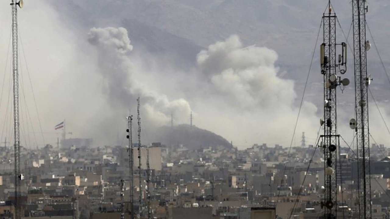 Pengamat Hubungan Internasional UNPAD, Teuku Rezasyah, memprediksi dampak besar perang Israel-Iran terhadap kawasan Timur Tengah, termasuk potensi serangan balasan Iran dan gangguan lalu lintas energi global.