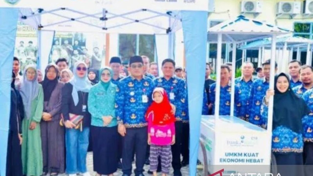 Pemerintah Kabupaten Hulu Sungai Utara (HSU) menyalurkan puluhan gerobak dan tenda portabel kepada pelaku usaha, wujud komitmen nyata dalam Pengembangan UMKM HSU dan penguatan ekonomi daerah.