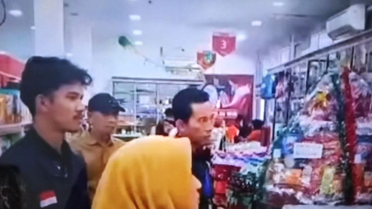 Dinas Kesehatan Pasaman Barat intensifkan cek tanggal kadaluarsa makanan dan minuman di berbagai swalayan serta pasar, demi menjamin keamanan pangan masyarakat dan memenuhi standar kesehatan.