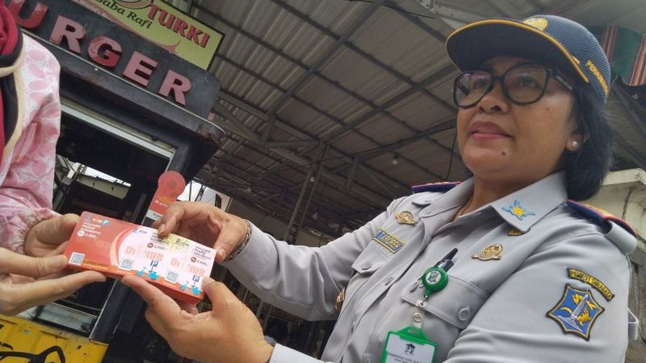 Warga Surabaya kini tak perlu repot lagi dengan pembayaran tunai. Pemkot Surabaya hadirkan Voucher Parkir Suroboyo sebagai alternatif transaksi digital yang transparan dan akuntabel di seluruh titik Parkir Tepi Jalan Umum (TJU).
