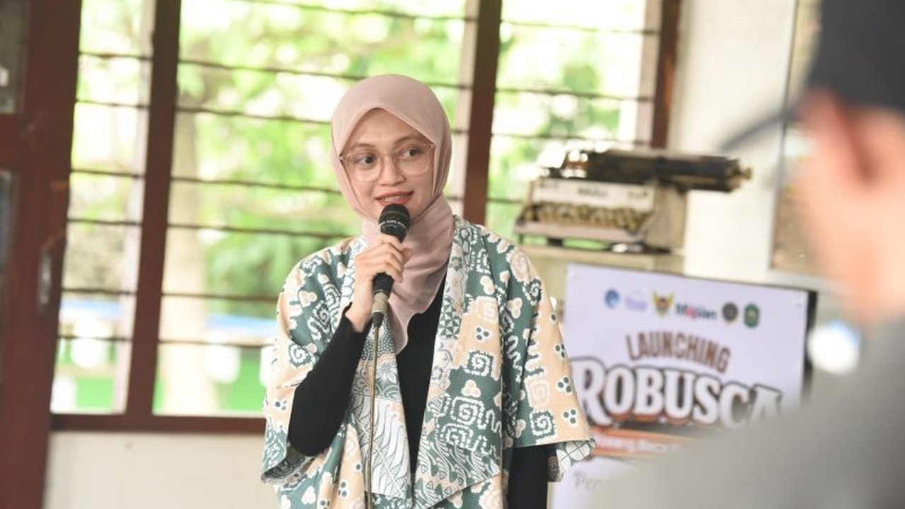 Pemerintah Kota Kediri meluncurkan Robusca Kediri, sebuah inovasi menarik yang mengubah kafe menjadi ruang literasi. Simak bagaimana program ini mendorong minat baca dan budaya diskusi di kalangan remaja.
