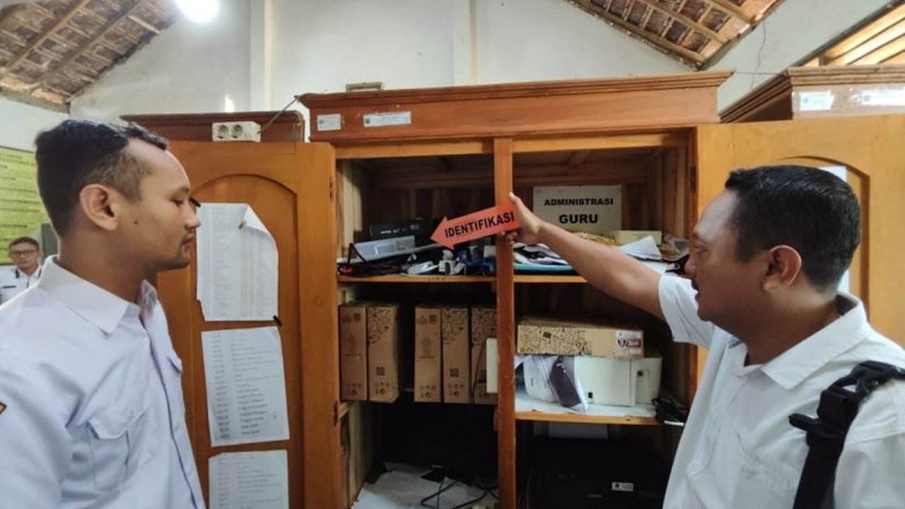 Dua pelaku pembobolan SDN 2 Gondoriyo, Blora, berhasil diringkus polisi setelah membawa kabur proyektor dan laptop senilai Rp27 juta, membuat pembaca penasaran akan detail penangkapan dan modus operandi mereka.
