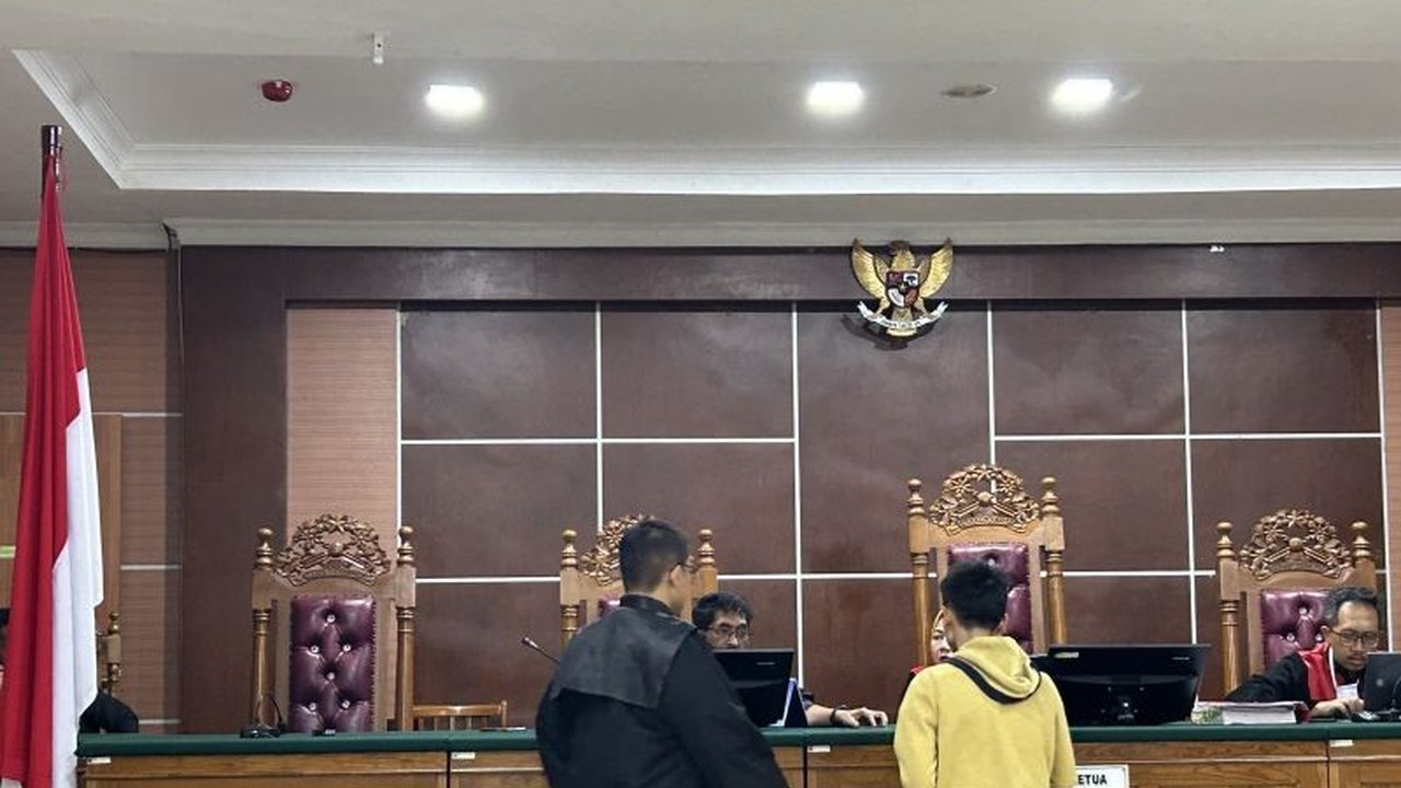 Fandi Ramadhan, ABK Kapal Sea Dragon Terawa yang terseret kasus sabu 2 ton, membacakan pledoi menyentuh hati di Pengadilan Negeri Batam, memohon keadilan agar tidak dituntut mati.