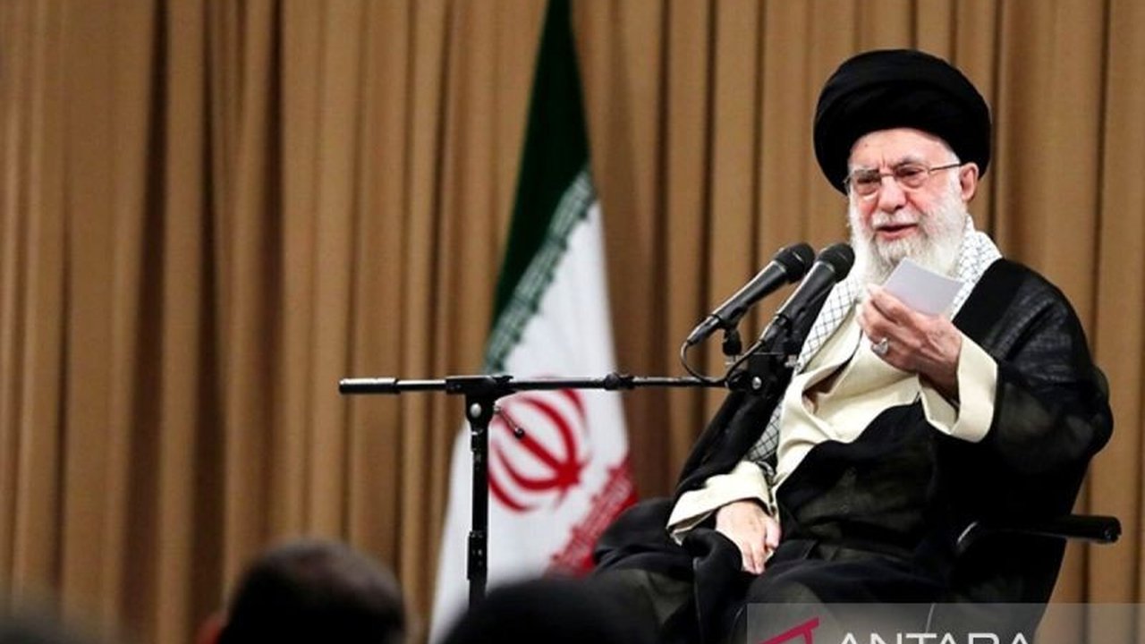 Presiden Amerika Serikat Donald Trump mengklaim pemimpin tertinggi Iran Ayatollah Ali Khamenei tewas dalam serangan gabungan AS-Israel, namun Teheran membantah keras klaim kematian Khamenei tersebut dan menegaskan pemimpinnya dalam kondisi aman.