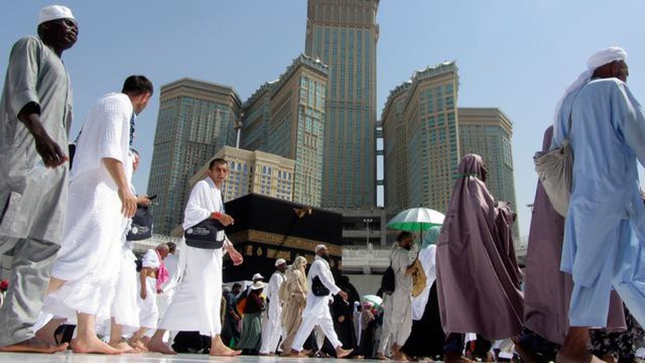 Umat muslim mengelilingi Kakbah di Masjidil Haram, Makkah, Arab Saudi, Senin (5/8/2019). Saat haji atau umrah, umat muslim akan berputar tujuh kali mengelilingi Kakbah berlawanan arah jarum j