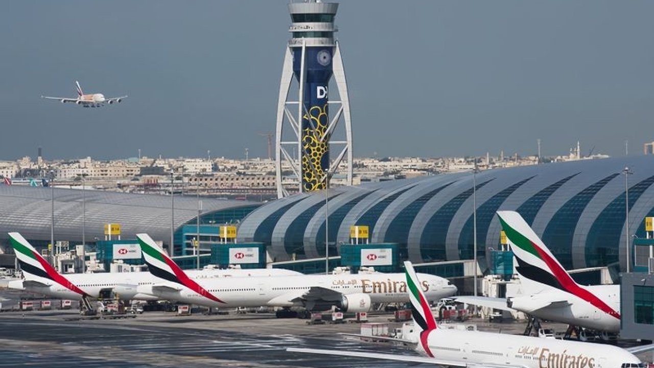 Empat staf terluka dalam sebuah insiden di Bandara Internasional Dubai, memicu kekhawatiran di tengah meningkatnya ketegangan regional akibat serangan balasan antara Iran, AS, dan Israel.