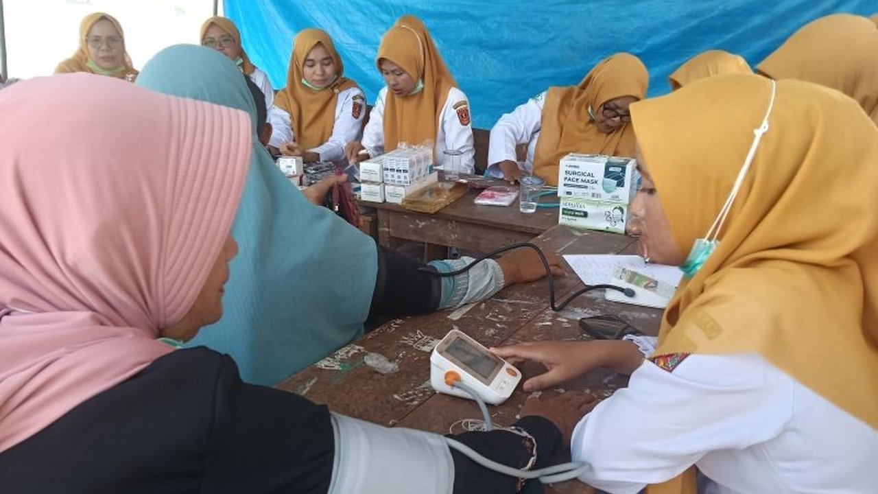 Penyintas bencana banjir bandang dan longsor di Agam terus mendapatkan layanan kesehatan gratis di posko pengungsian, memastikan kebutuhan medis mereka terpenuhi pasca-bencana.