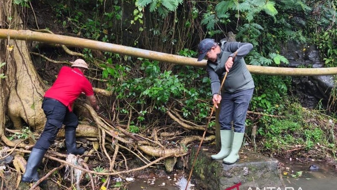 Pemerintah Kabupaten Bangli fokus pada Penanganan Sampah di Sungai dan Danau Batur melalui Gerakan Serentak Bali Resik Sampah, menegaskan komitmen menjaga kebersihan dan kelestarian lingkungan demi pariwisata.