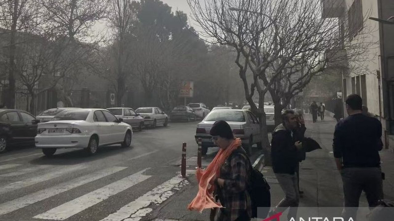 Ketegangan di Timur Tengah memuncak setelah Israel serang Iran, memicu penutupan wilayah udara dan penundaan penerbangan, sementara Prabowo Subianto siap bertolak ke Iran untuk meredam eskalasi konflik Iran Israel.