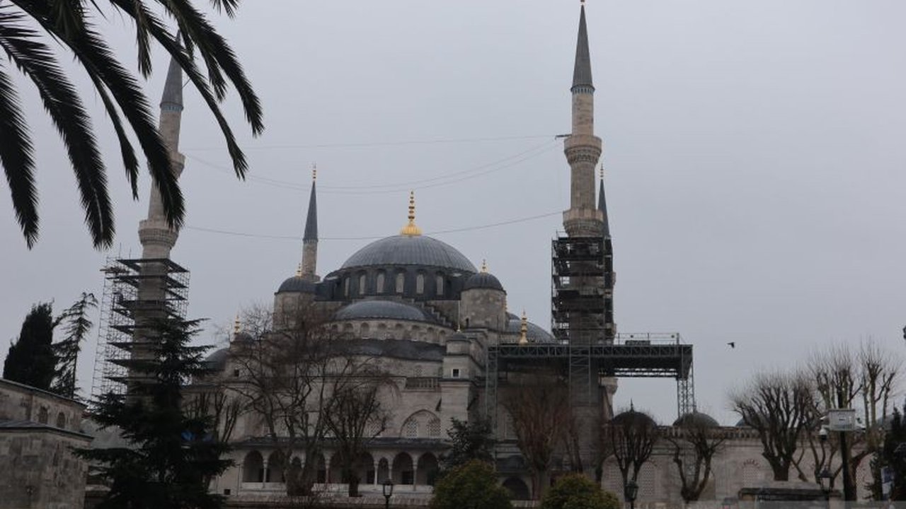 Selami Kekayaan Istanbul, kota yang memukau dengan perpaduan religi, sejarah, dan budaya dari berbagai kekaisaran. Temukan destinasi ikonik yang menyimpan pesona tak lekang oleh waktu dan menarik jutaan wisatawan.