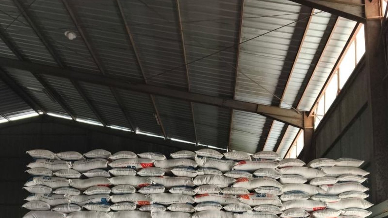 Perum Bulog Cabang Belitung menambah 500 ton pasokan beras medium untuk memenuhi kebutuhan masyarakat menjelang Idul Fitri 1447 H, memastikan ketersediaan dan stabilitas harga.