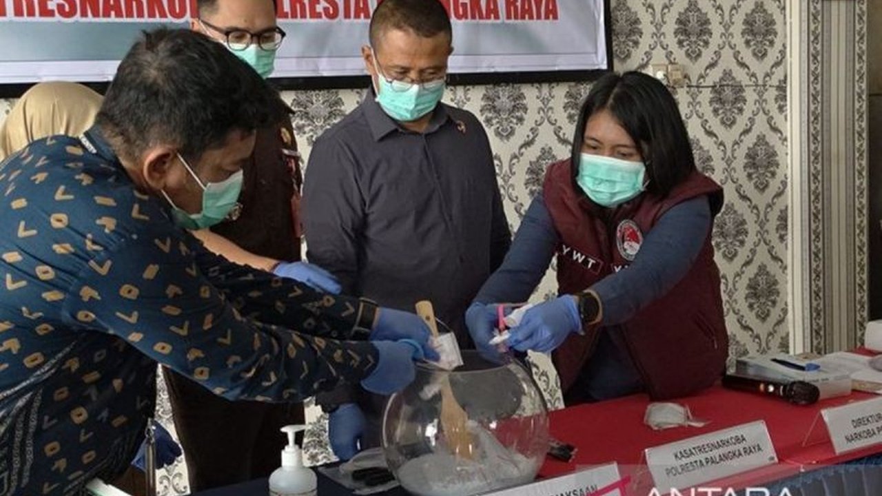 Polresta Palangka Raya berhasil menggagalkan peredaran narkotika jenis sabu dan ekstasi dalam jumlah besar selama Januari-Februari 2026, mengamankan 13 tersangka dan ratusan gram barang bukti.
