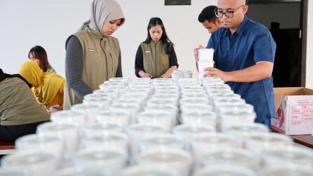 Masjid IKN Sediakan Takjil hingga 700 porsi per hari selama Ramadhan 1447 H, menawarkan kebersamaan dan kelezatan Bubur Nusantara yang kaya rempah untuk masyarakat.
