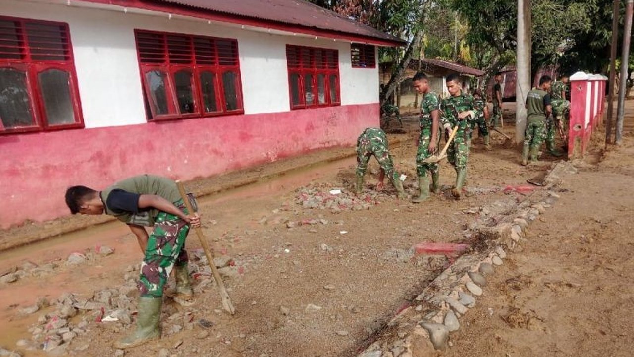 Satgas Gulbencal Kodam I/Bukit Barisan bergerak cepat memulihkan fasilitas SDN 153065 Lopian 2 di Tapanuli Tengah pascabanjir susulan, memastikan aktivitas belajar mengajar kembali normal.