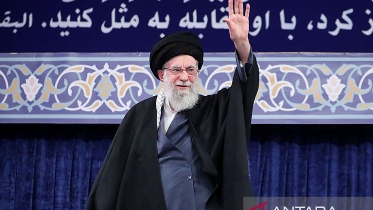 Iran bersiap memilih Pemimpin Tertinggi baru setelah Ali Khamenei gugur akibat serangan AS-Israel. Majelis Ahli akan segera bersidang untuk memulai proses Pemilihan Pemimpin Tertinggi Iran, sesuai konstitusi negara.