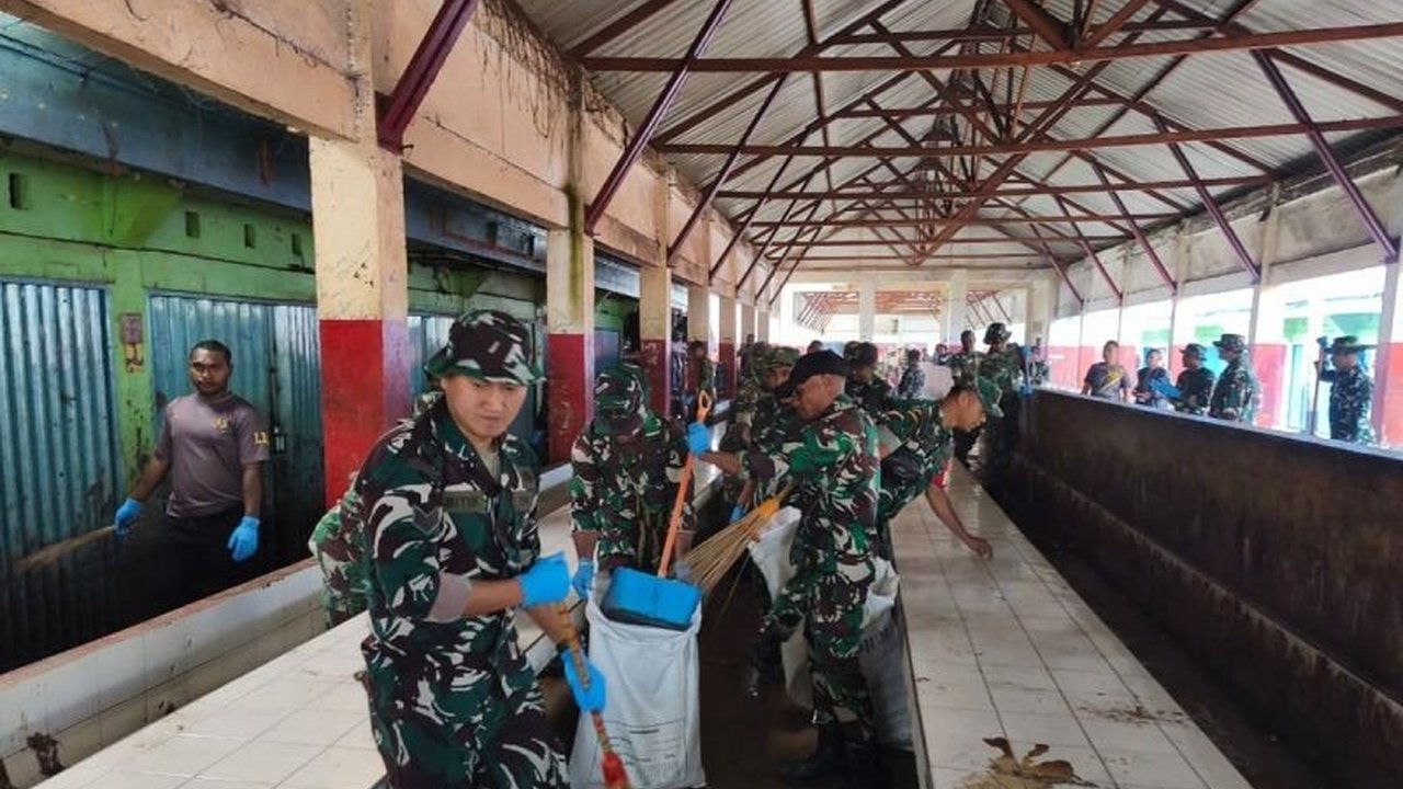 Prajurit Kodim 1702/Jayawijaya dan Polres Jayawijaya menunjukkan sinergi kuat melalui kegiatan gotong royong TNI-Polri Jayawijaya membersihkan Pasar Wouma, Wamena, demi lingkungan yang bersih dan mencegah banjir.