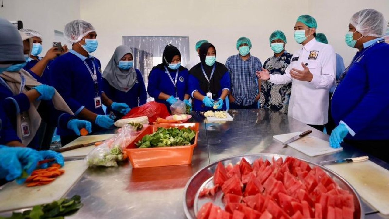Wakil Ketua MPR Edhie Baskoro Yudhoyono mendesak unit layanan gizi nasional untuk menerapkan standar kebersihan dan nutrisi ketat dalam Program Makan Bergizi Gratis demi kesehatan anak, serta menjadikan SPPG Karanglo sebagai model.