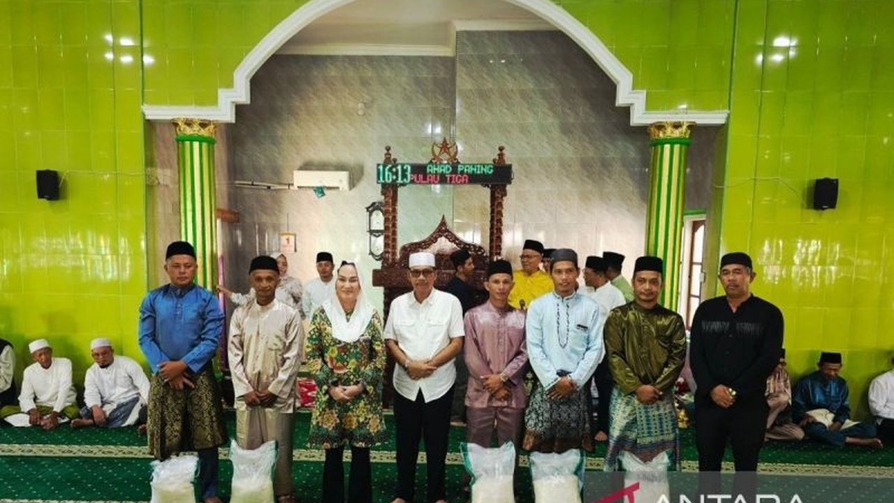 Pemerintah Kabupaten Natuna bergerak cepat menyalurkan berbagai bantuan di Pulau Tiga Barat, salah satu pulau penyangga, menegaskan komitmen Pemkab Natuna dalam meningkatkan kesejahteraan masyarakat perbatasan yang membutuhkan.