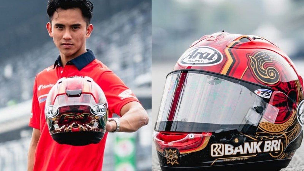 Pembalap muda Indonesia Mario Aji kembali mengharumkan nama bangsa dengan mempromosikan batik khas Magetan melalui helm balapnya di ajang Moto2 2026. Desain helmnya kaya akan filosofi budaya Jawa Timur.