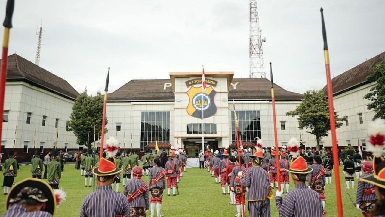 Budayawan Widihasto Wasana Putra mengingatkan pentingnya Penyampaian Aspirasi Damai demi menjaga persatuan dan fasilitas umum, menyusul kericuhan unjuk rasa di Mapolda DIY.