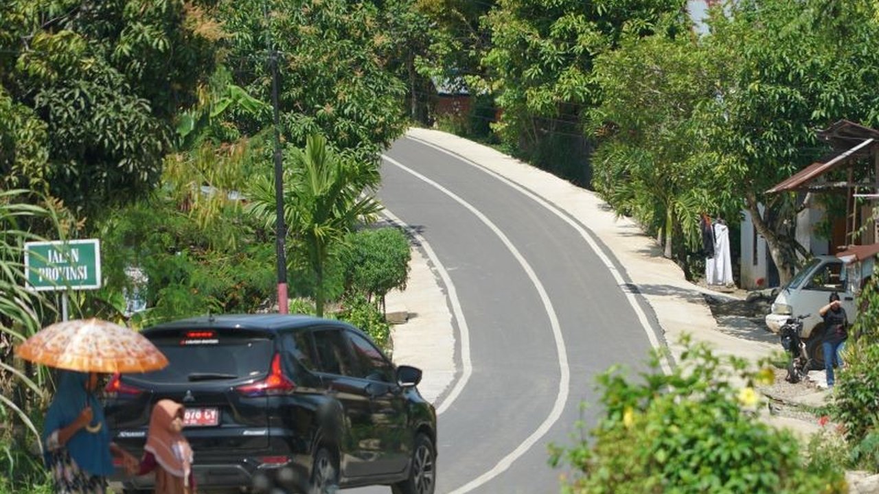 Pemerintah Provinsi Bengkulu mengalokasikan anggaran fantastis untuk program Jalan Mulus Bengkulu, membangun 172 kilometer jalan demi menopang agenda nasional di sektor pangan, ekonomi, pendidikan, dan kesehatan.