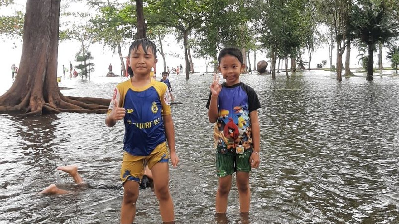 Badan Meteorologi, Klimatologi, dan Geofisika (BMKG) mengeluarkan peringatan dini potensi Banjir Rob NTB di wilayah pesisir Lombok dan Sumbawa hingga 4 Maret, dipicu pasang maksimum dan fenomena bulan purnama. Warga diimbau waspada.