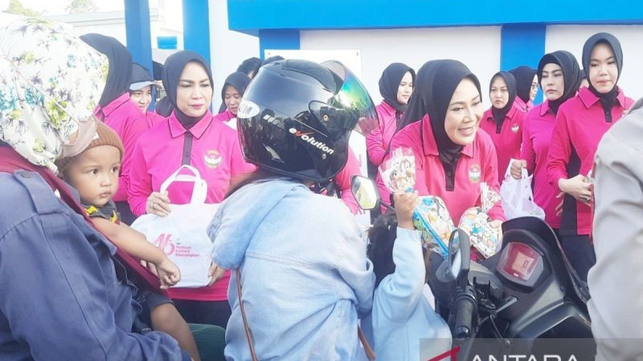 Bhayangkari Kalsel salurkan ratusan paket sayur segar dari program Pangan Lestari kepada warga Banjarbaru. Inisiatif ini wujud kepedulian Bhayangkari Kalsel di bulan Ramadan, sekaligus mendukung ketahanan pangan lokal.