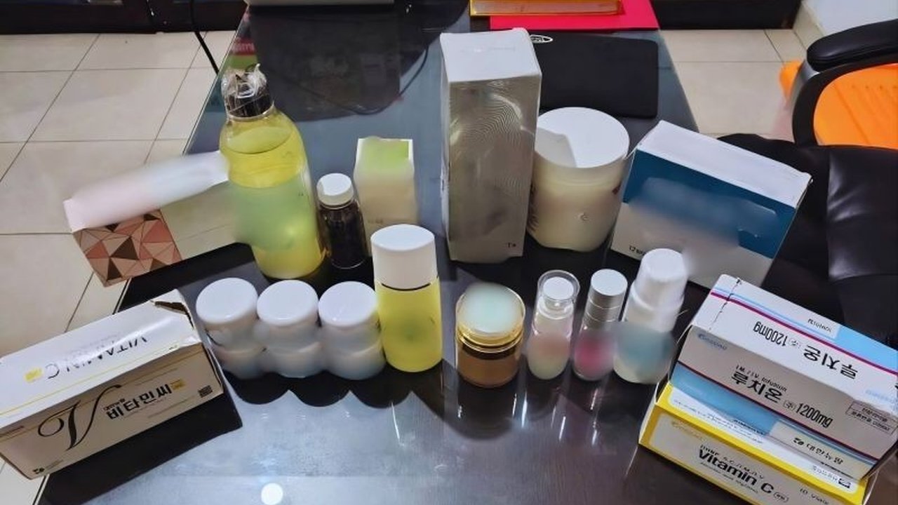 BPOM Bongkar Kosmetik Ilegal Lombok Timur. Operasi gabungan dengan Polda NTB berhasil mengungkap jaringan distribusi kosmetik dan obat keras tanpa izin edar, mengamankan ratusan produk berbahaya serta uang tunai Rp22 juta.