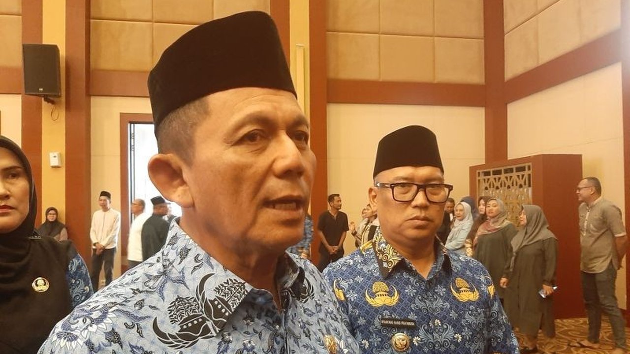 Gubernur Kepulauan Riau Ansar Ahmad menyoroti temuan ratusan TKA ilegal di KEK Galang Batang, Bintan, oleh Kementerian Ketenagakerjaan, menegaskan akan ada pemeriksaan lebih lanjut dan sanksi bagi perusahaan yang melanggar.