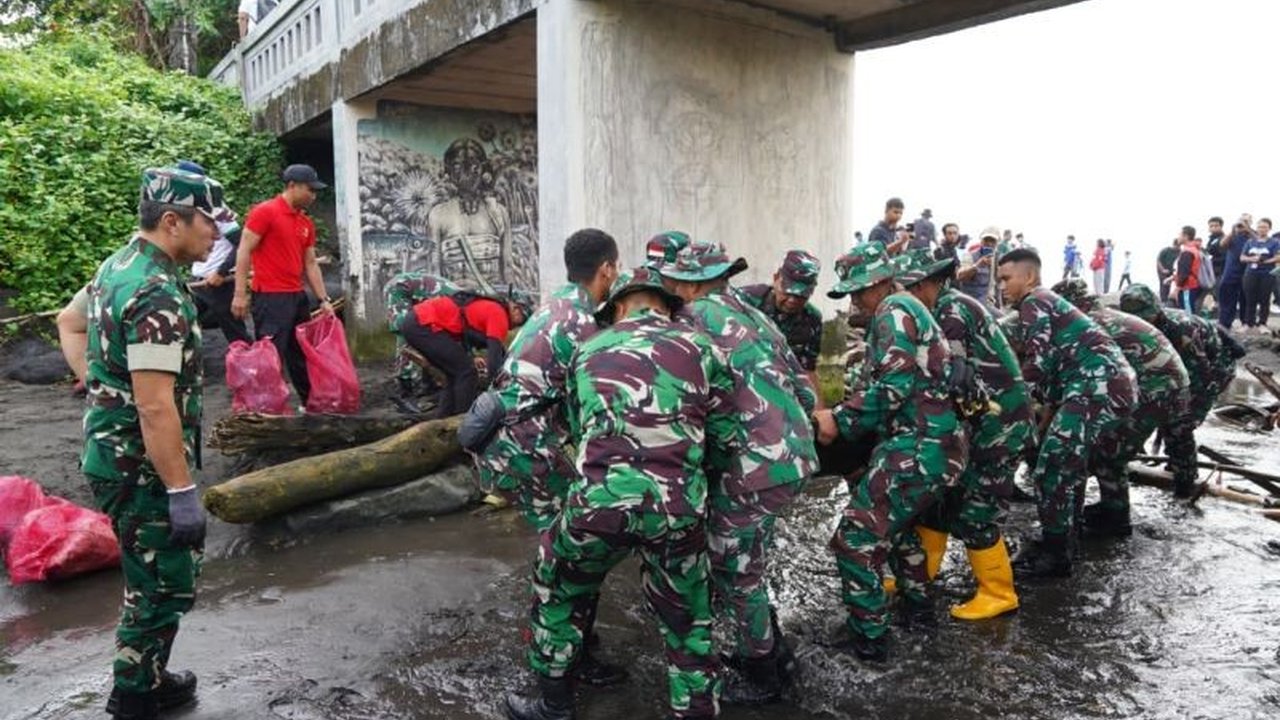 Ratusan prajurit Kodam Udayana Bersih Pantai Padanggalak, Denpasar, dalam Gerakan Bali Bersih Sampah. Aksi ini mendukung kebijakan Pemprov Bali menjaga kelestarian lingkungan dan citra pariwisata, serta mengatasi isu sampah yang strategis.
