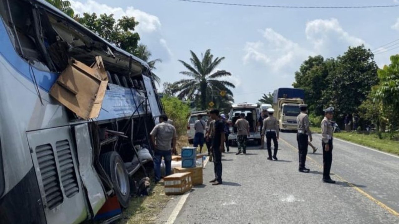 Tragedi kecelakaan bus di Pelalawan menewaskan empat orang dan melukai beberapa lainnya pada Minggu pagi. Ketahui detail kronologi dan identitas korban dalam insiden fatal ini.