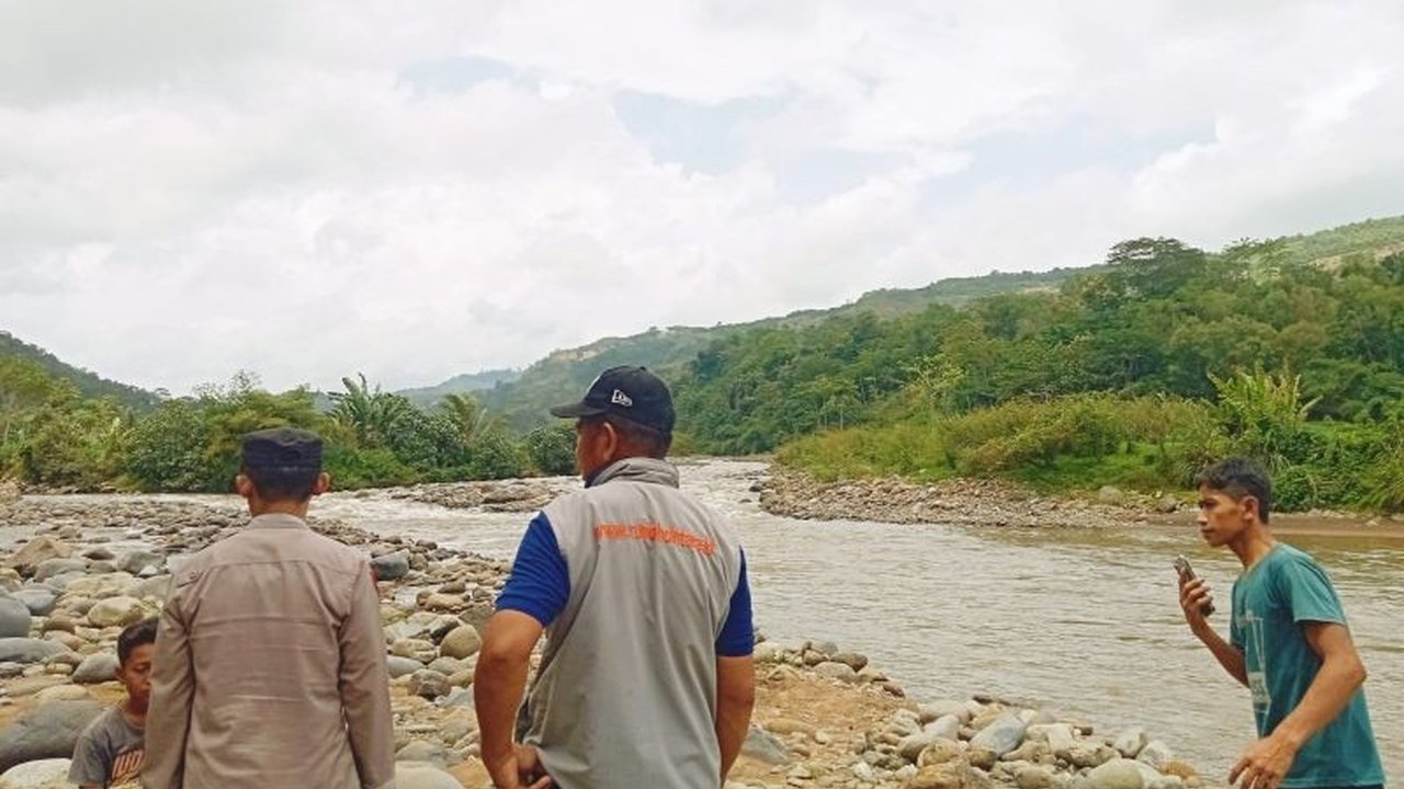 Tim SAR gabungan terus berupaya mencari Bagja, anak berusia 9 tahun yang hanyut di Sungai Cikandang Garut, Minggu. Insiden ini terjadi saat korban menyeberang sungai dan memicu kekhawatiran masyarakat.