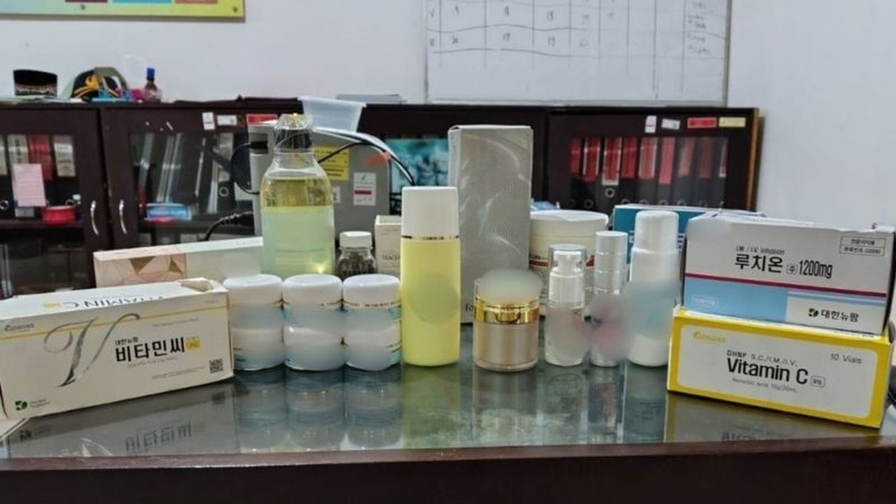 BBPOM Mataram mengimbau masyarakat untuk mewaspadai peredaran kosmetik ilegal berlabel asing tanpa bahasa Indonesia karena berpotensi membahayakan kesehatan dan tidak memiliki izin edar resmi.