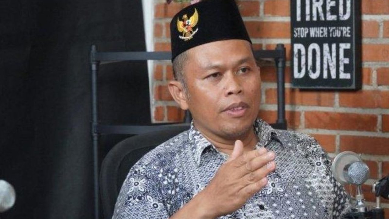 Aksi seorang mahasiswa yang memaki aparat kepolisian saat demo di Mabes Polri menuai sorotan, terutama setelah nama UI dicatut, memicu perdebatan etika demonstrasi mahasiswa.