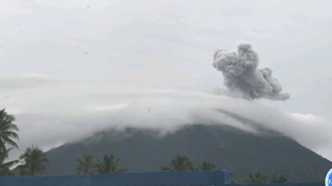 Pusat Vulkanologi dan Mitigasi Bencana Geologi (PVMBG) mengeluarkan rekomendasi larangan beraktivitas dalam radius 2 kilometer dari kawah aktif Gunung Ibu di Halmahera Barat setelah gunung tersebut kembali erupsi.
