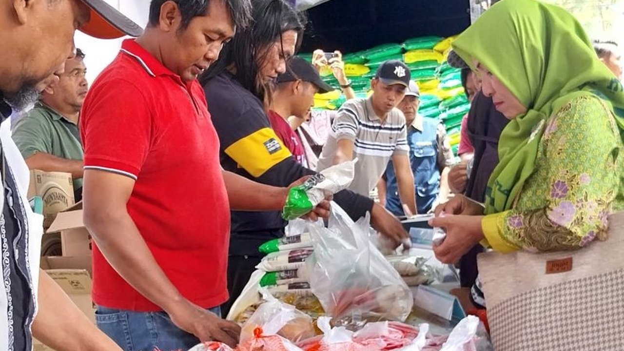 Gubernur Khofifah Indar Parawansa mengumumkan integrasi produk UMKM lokal dalam program Pasar Murah Ramadhan di Jawa Timur, bertujuan stabilisasi harga dan kendalikan inflasi jelang Idul Fitri 1447 H.