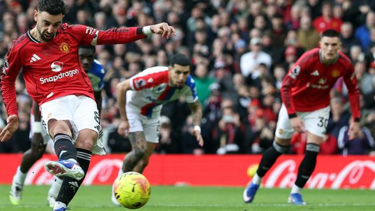 Gelandang Manchester United, Bruno Fernandes, melepaskan tembakan dari titik penalti untuk mencetak gol pertama timnya dalam pertandingan sepak bola Liga Inggris antara Manchester United dan