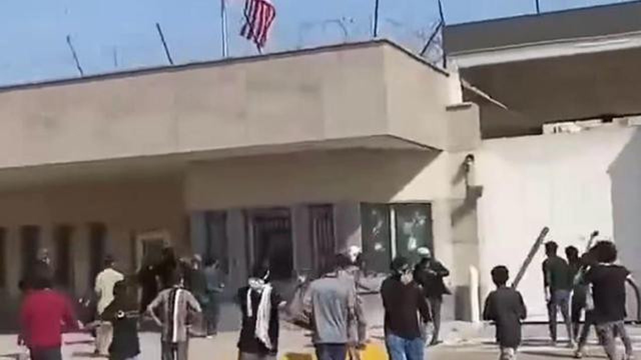 Sedikitnya sembilan orang tewas dan 40 lainnya terluka dalam bentrokan antara polisi dan pengunjuk rasa yang menerobos Konsulat AS di Karachi, Pakistan.(Foto: Tangkapan Layar Sosmed)