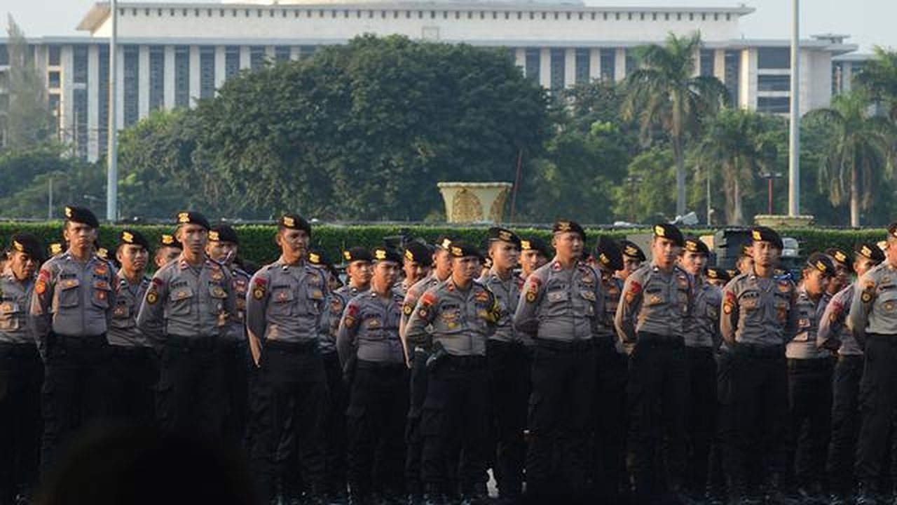 Petugas kepolisian mengikuti apel operasi ketupat 2019 di lapangan Silang Monas, Jakarta, Selasa (28/5/2019). Objek pengamanan dalam Operasi Ketupat Tahun 2019, antara lain berupa 898 termina