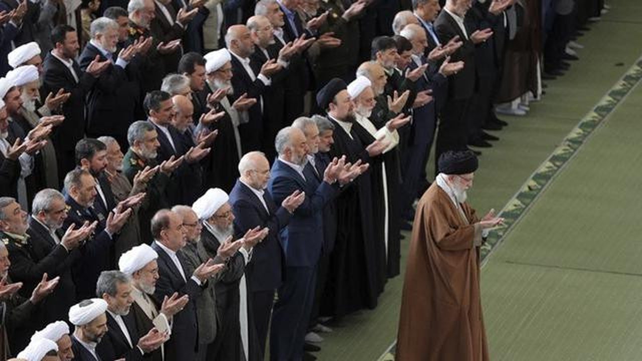 Pemimpin Tertinggi Iran Ayatullah Ali Khamenei saat memimpin salat Idulfitri di Masjid Agung Imam Khomeini di Tehran, Iran pada Senin, 31 Maret 2025. (Dok. Kantor Pemimpin Tertinggi Iran via