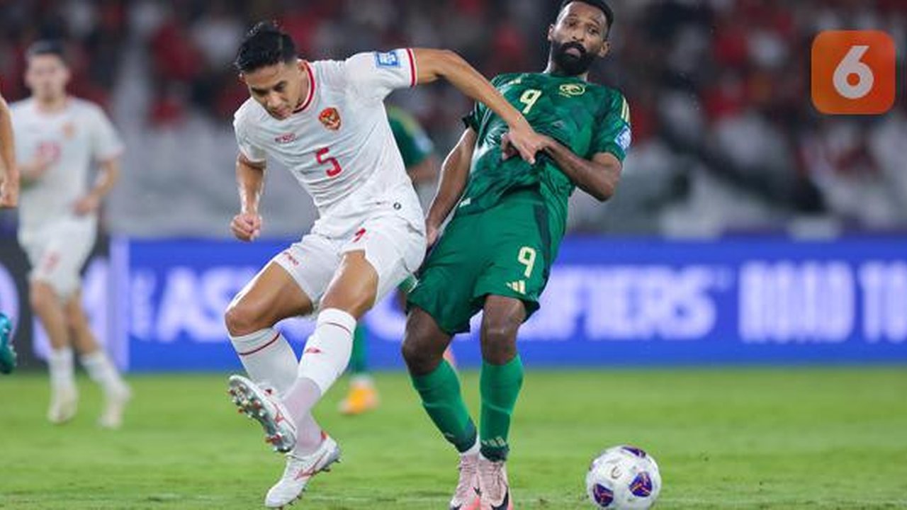 Pemain Timnas Indonesia, Rizky Ridho, berusaha menghentikan laju pemain Arab Saudi, Firas Al-Buraikan, pada pertandingan lanjutan putaran ketiga Kualifikasi Piala Dunia 2026 Zona Asia di Stad