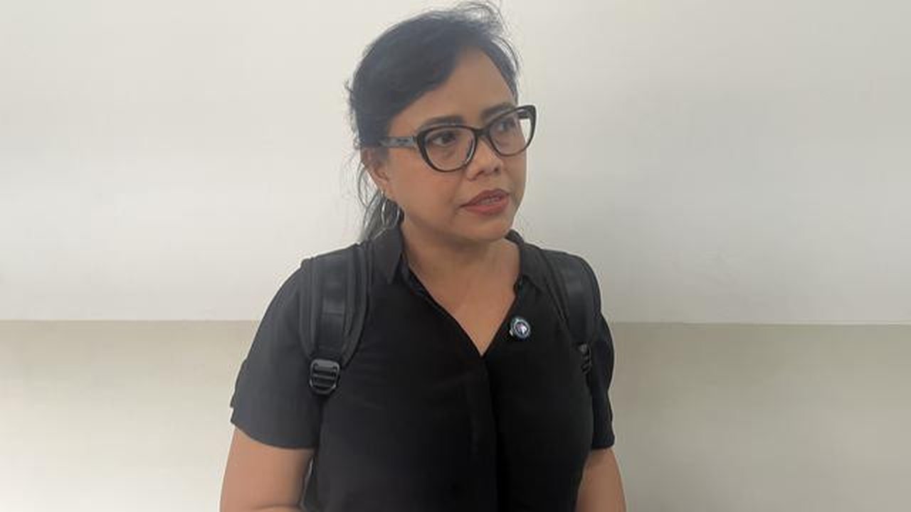 Bivitri Susanti menyerahkan dokumen amicus curiae atau sahabat pengadilan di sidang kasus Delpedro cs. (Liputan6.com/Muhammad Radityo Priyasmoro)