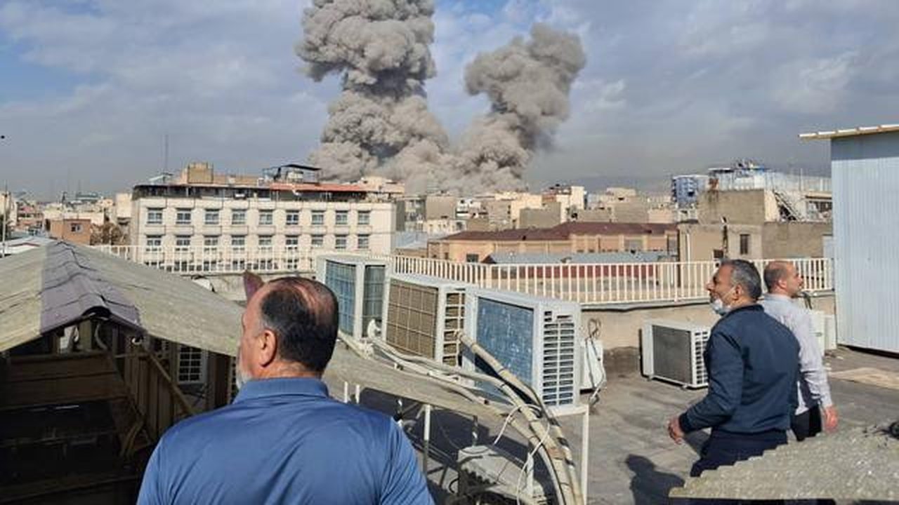 Orang-orang menyaksikan asap mengepul di cakrawala setelah ledakan di Teheran, Iran, Sabtu, 28 Februari 2026. (Foto AP)