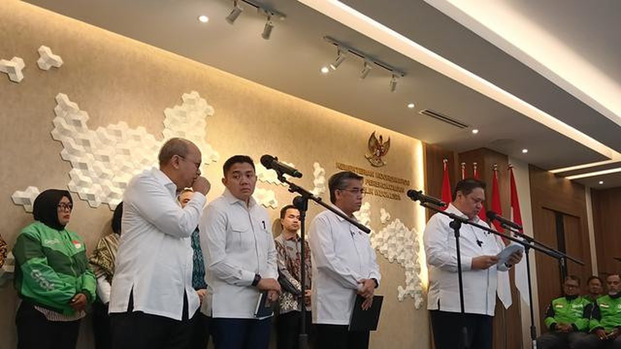 Menteri Koordinator Bidang Perekonomian, Airlangga Hartanto dalam konferensi pemberian stimulus Ramadan 2026 di Kantor Kemenko Perekonomian, Jakarta, Selasa (3/3/2026). (Liputan6.com/Maulandy